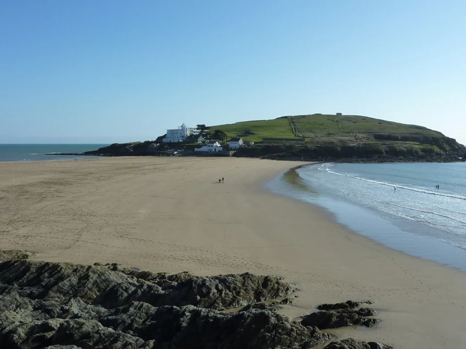 Bigbury Beach and the tidal causeway to Burgh Island, an area overview