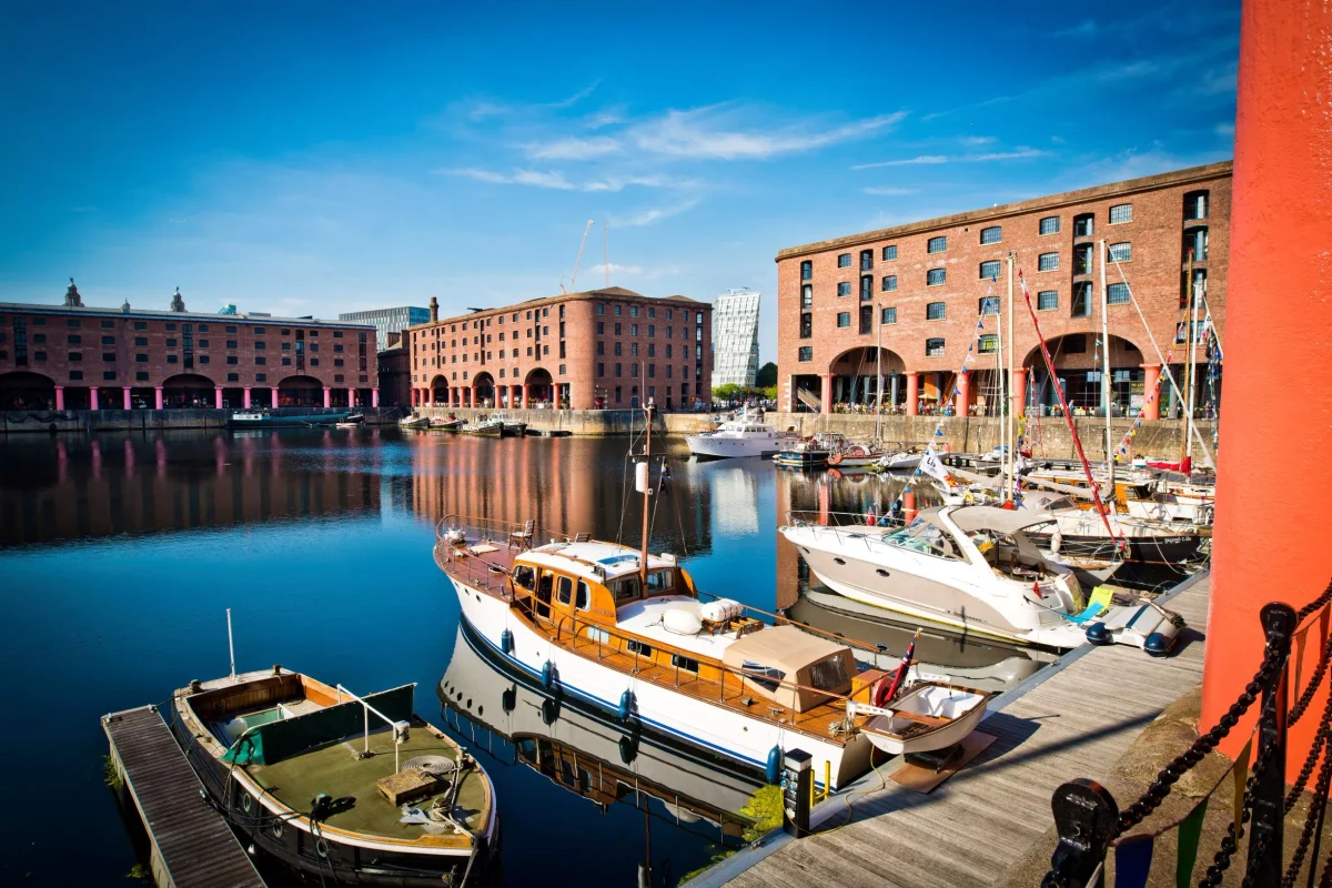 Royal Albert Dock waterfront near Lunyalita